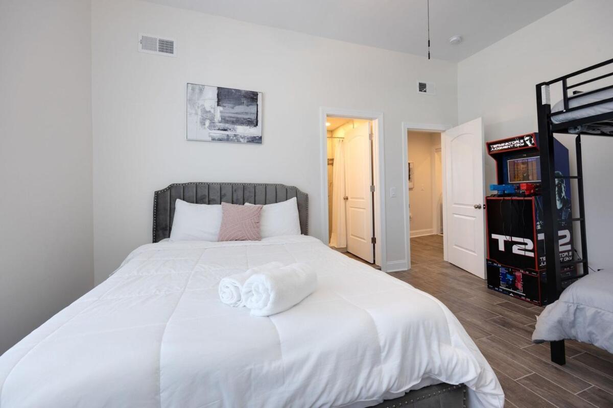 Hotel Nash Luxe W King & Fire Pit Fun & Games!