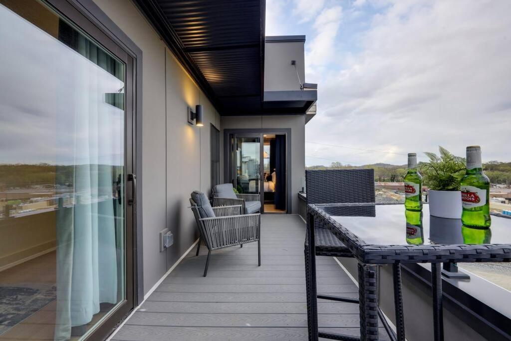 Modern Stunner 5 Min To Dt Hot Tub Rooftop Views Holiday home Nashville
