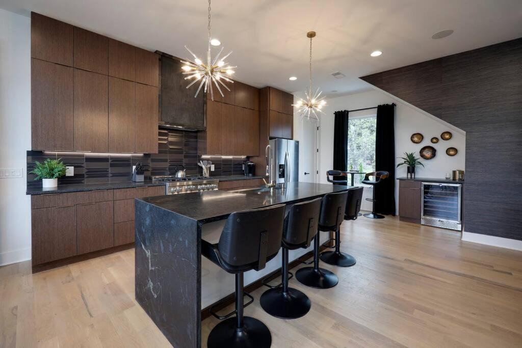 Modern Stunner 5 Min To Dt Hot Tub Rooftop Views Holiday home Nashville