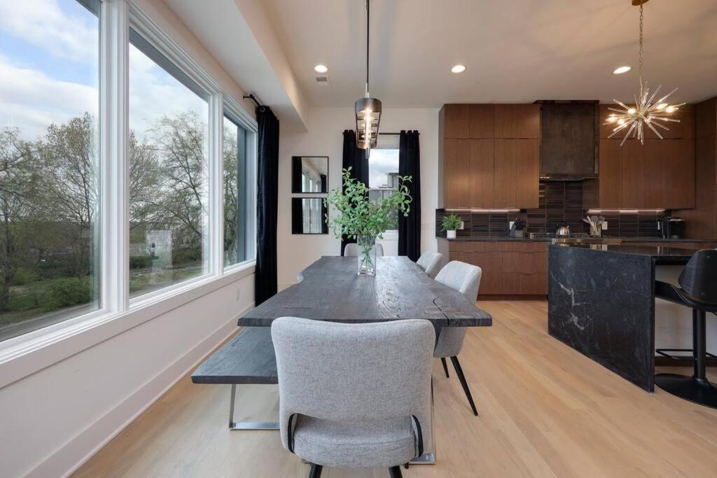 Modern Stunner 5 Min To Dt Hot Tub Rooftop Views Holiday home