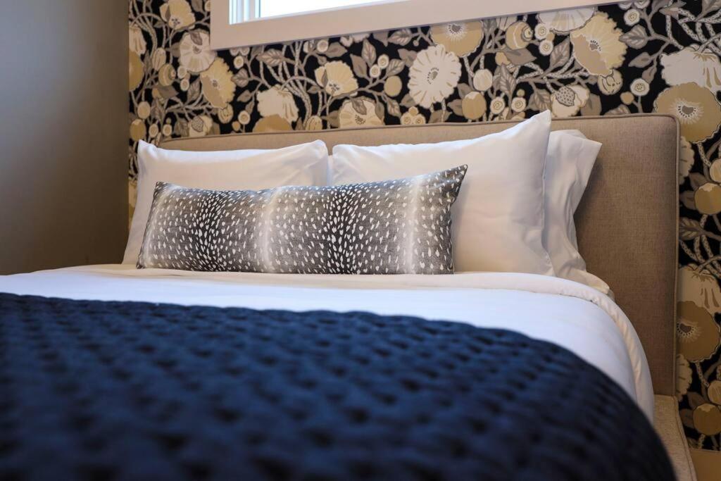 Holiday home Modern Stunner 5 Min To Dt Hot Tub Rooftop Views *