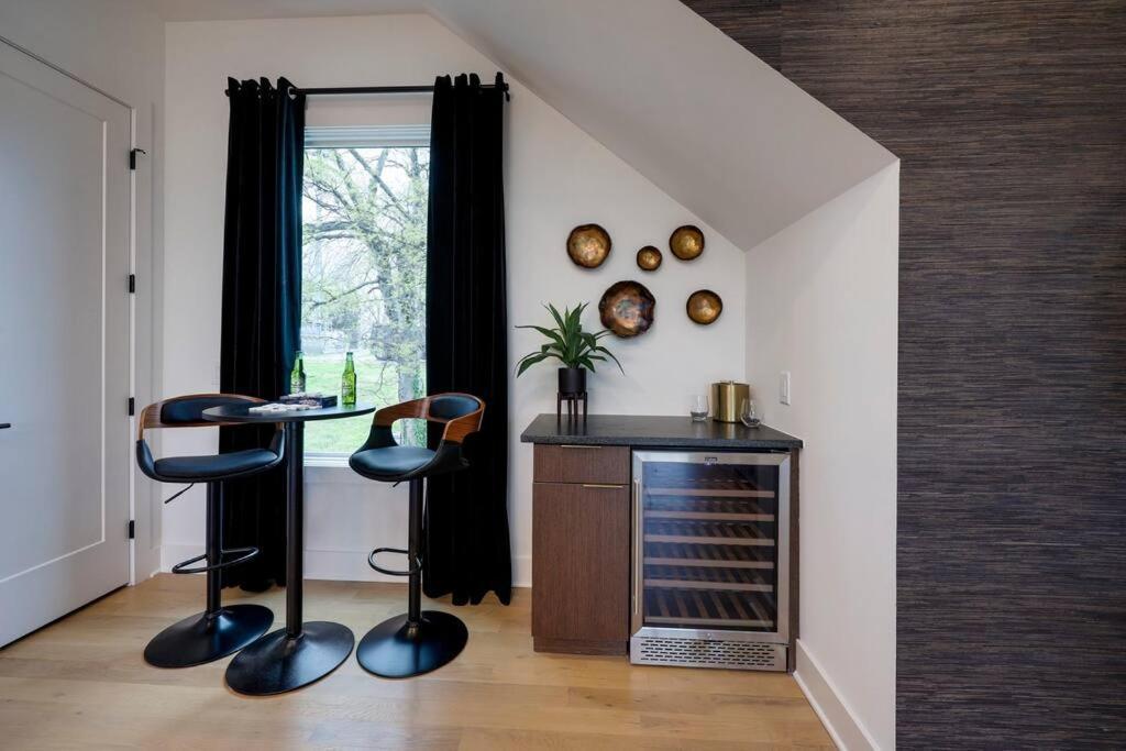 Modern Stunner 5 Min To Dt Hot Tub Rooftop Views Holiday home