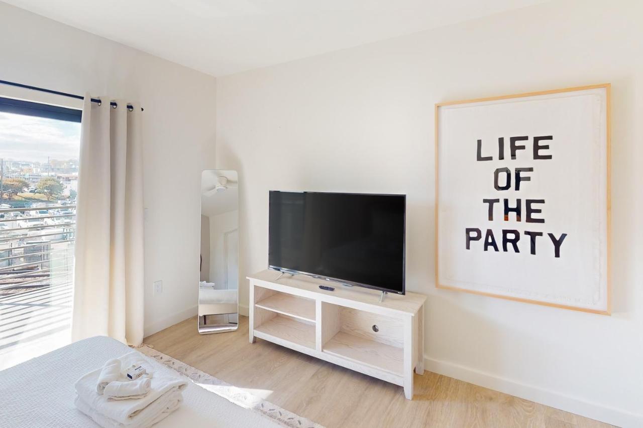 Life Of The Party, Unit #418 Apartment