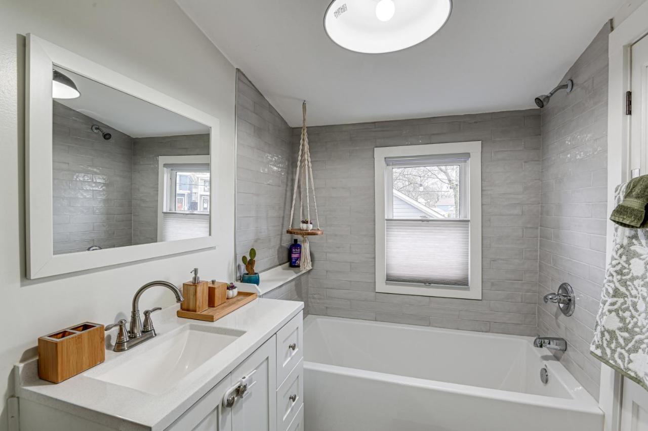 Charming With Fire Pit, Indoor Sauna! Holiday home Nashville