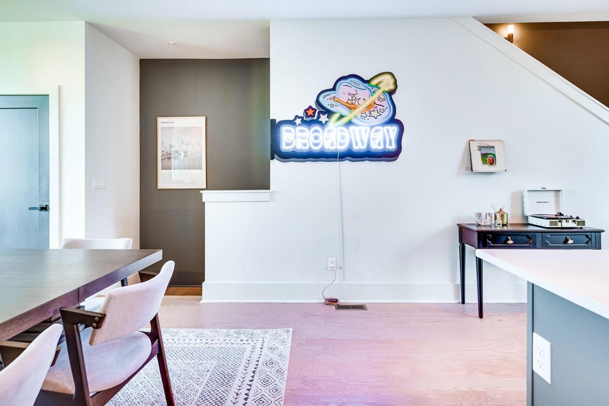 Sky High Cowgirl Luxe 4br With Rooftopdeck Karaoke Holiday home *