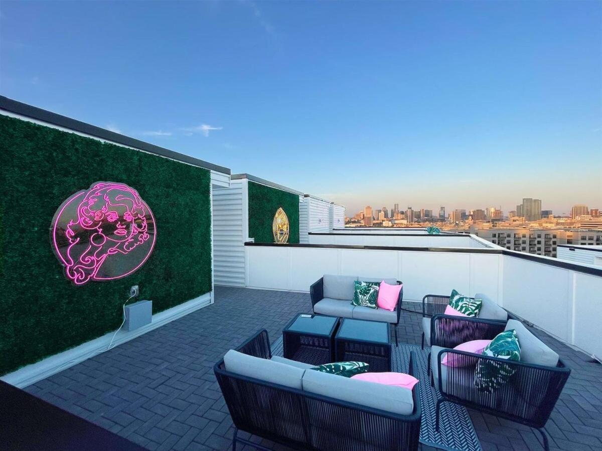King & Queen 2 Homes - 24 Beds Views