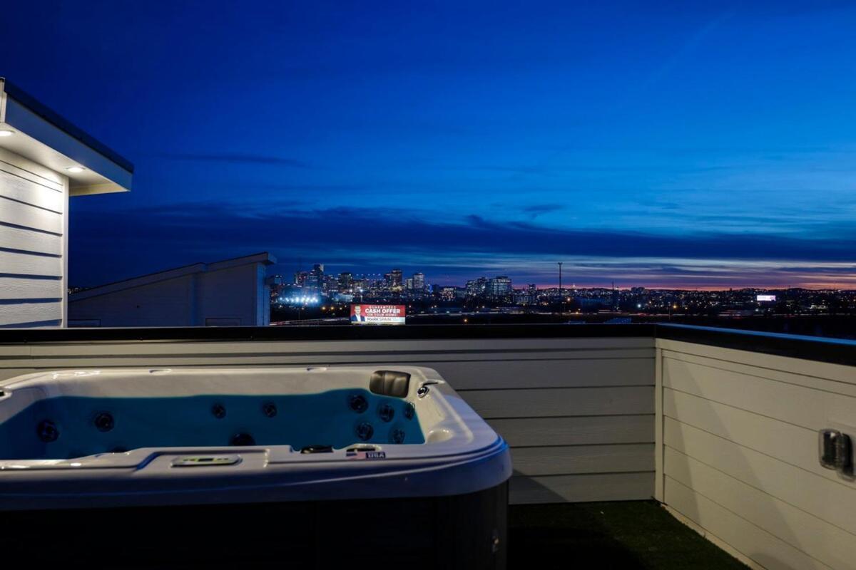 10 Percent Off Elevator Rooftop With Hot Tub & Views Holiday home