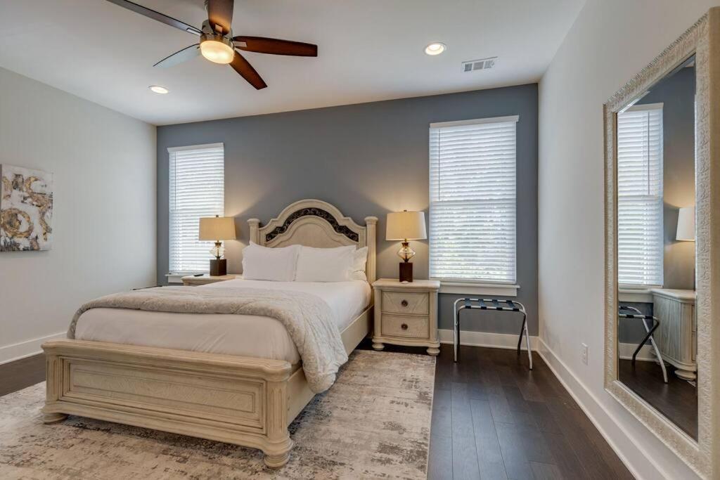 New Townhome 5 Mins To Broadway Sleeps 8