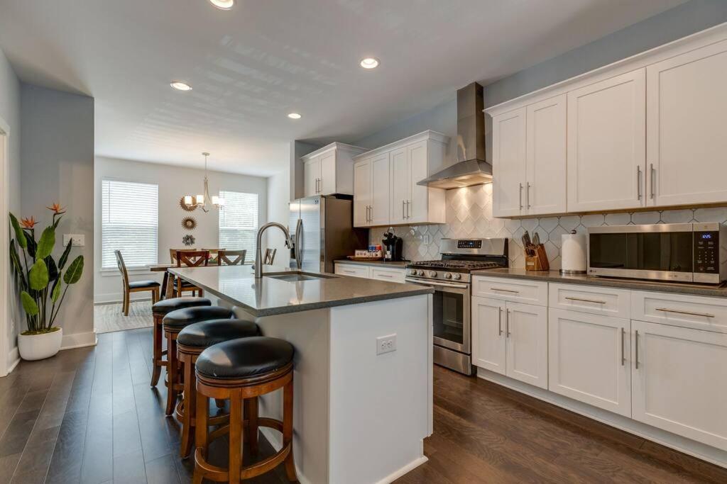 New Townhome 5 Mins To Broadway Sleeps 8 Holiday home *