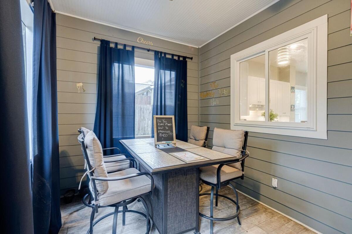 Large East With Game Sleeps 12 *