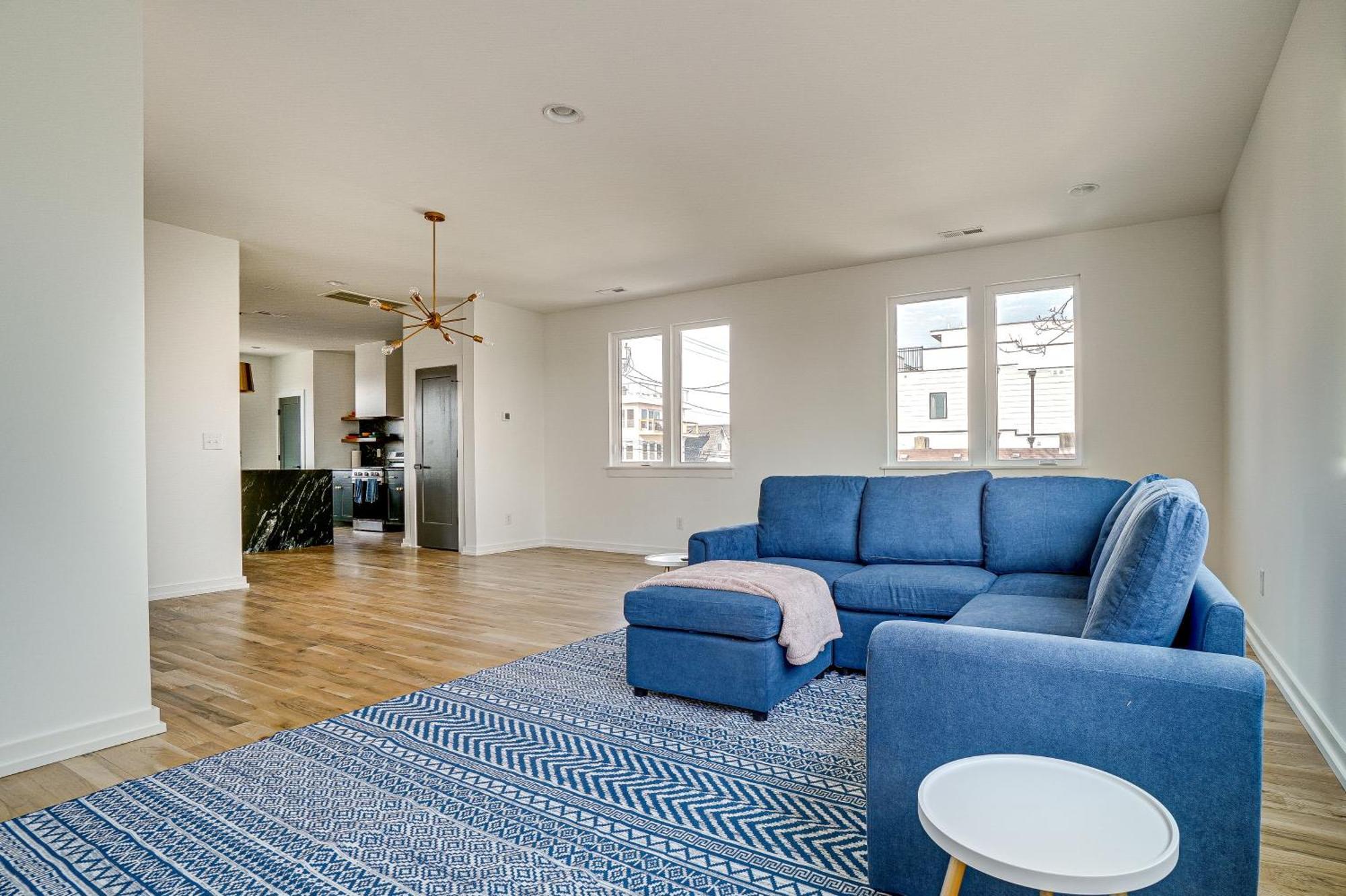 Sleek And Modern Walk To Marathon! Holiday home Nashville