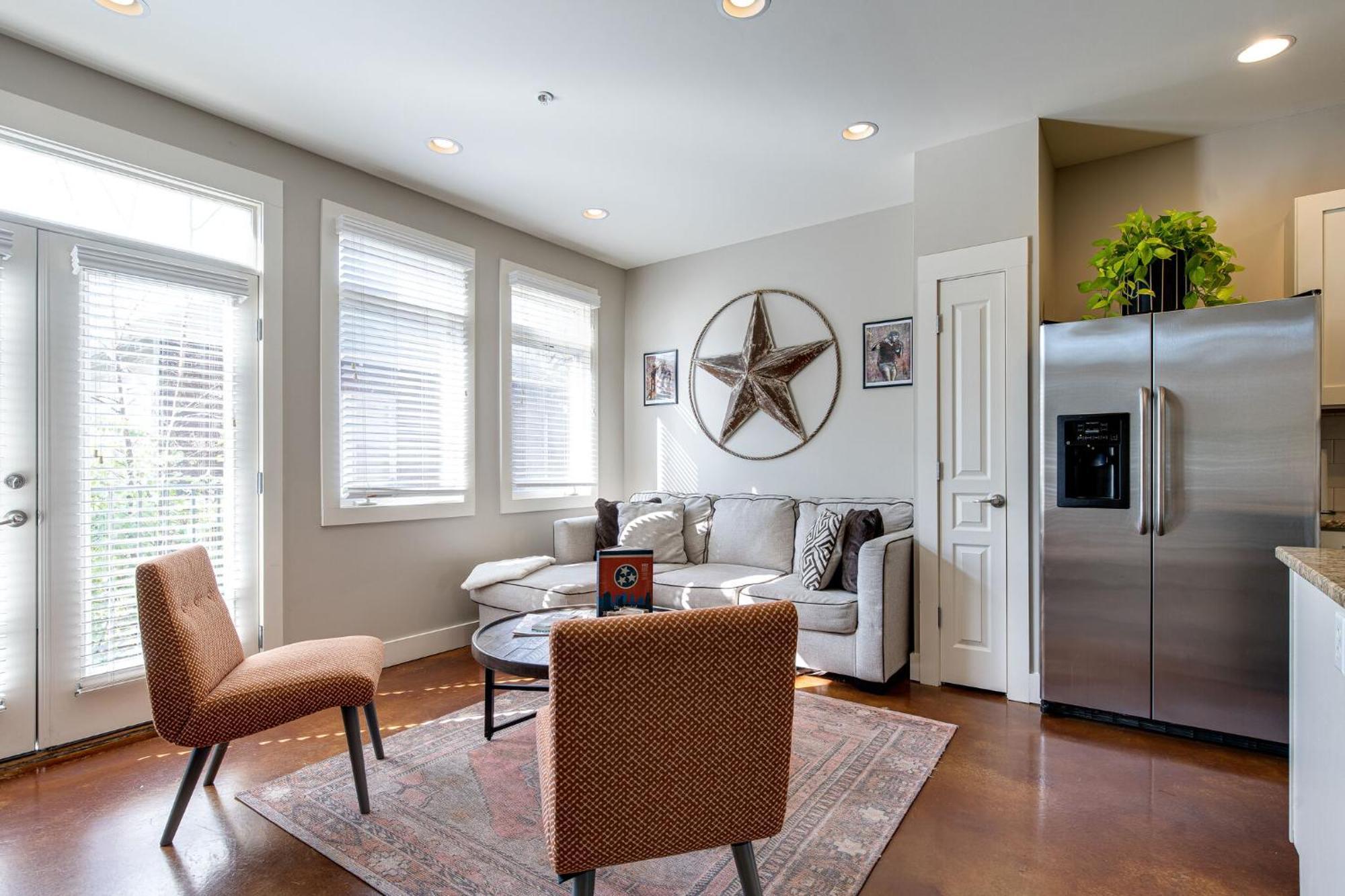 The Celebrity - Minutes To Broadway With A Balcony Apartment