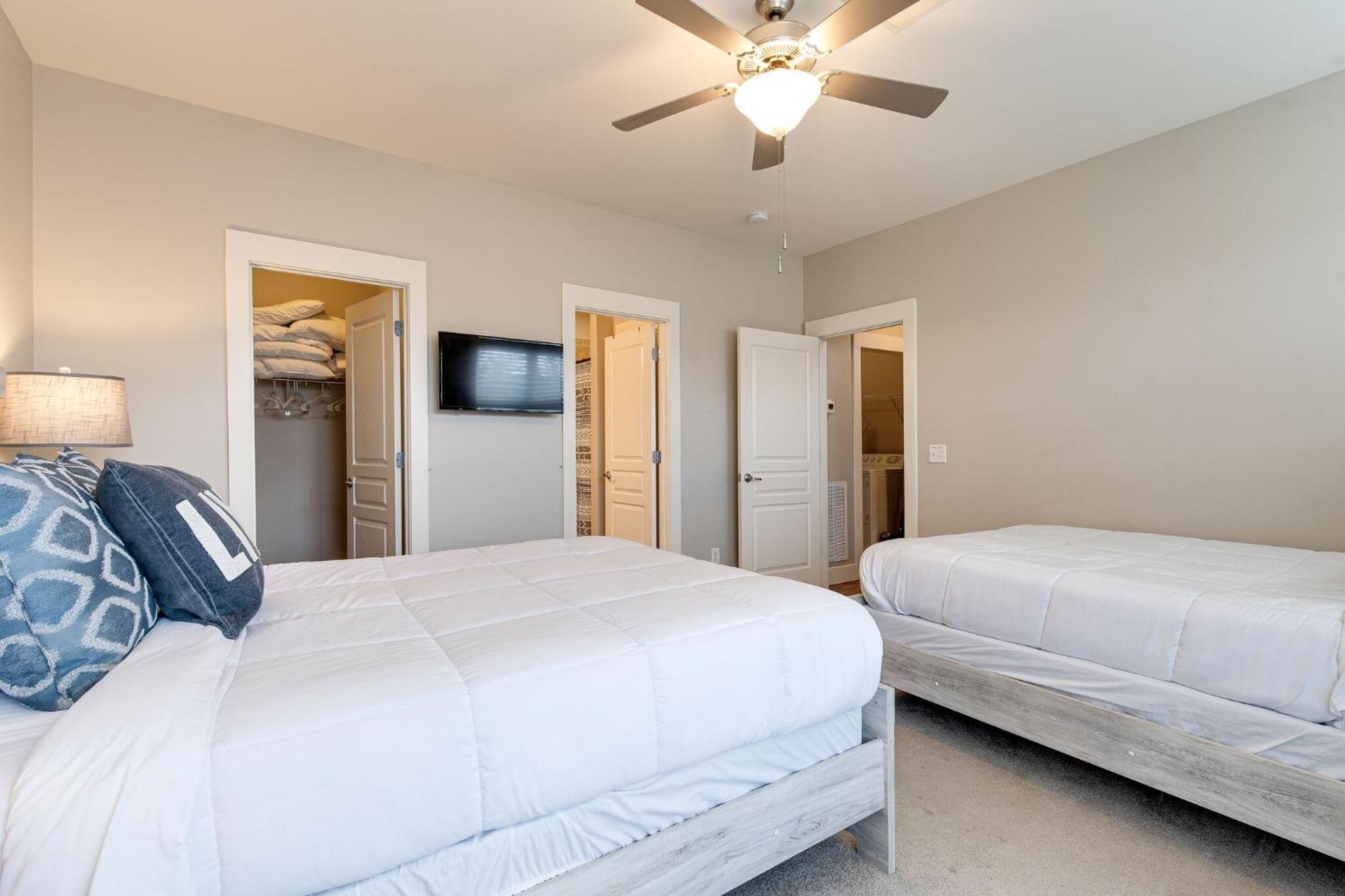 Apartment The Celebrity - Minutes To Broadway With A Balcony *