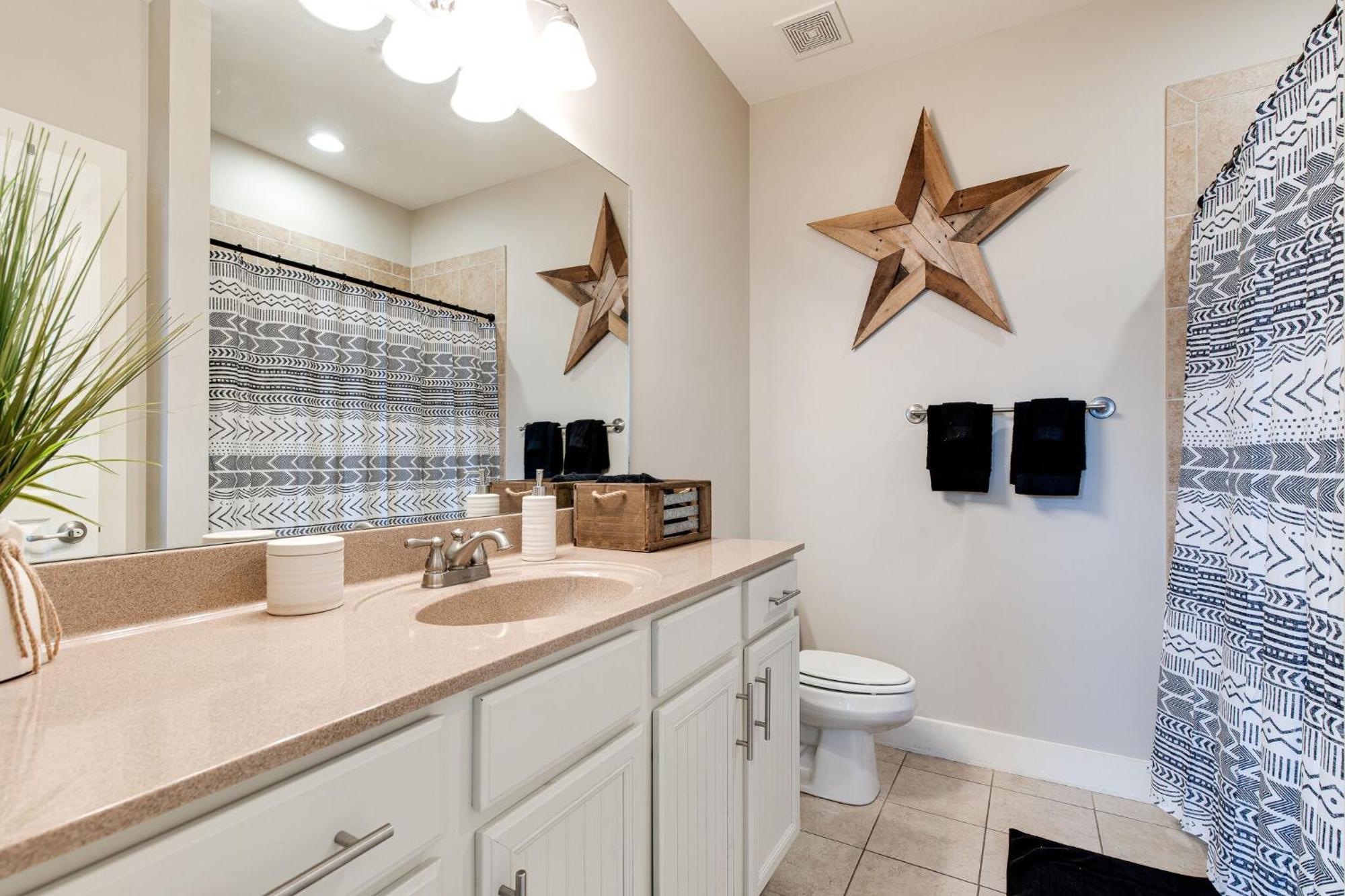 The Celebrity - Minutes To Broadway With A Balcony Apartment *