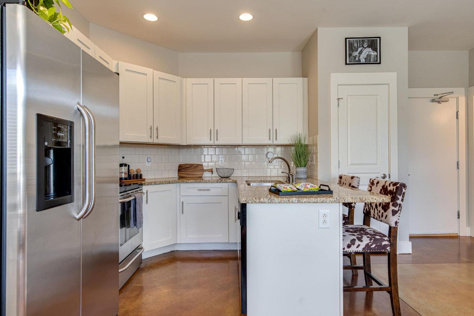 The Celebrity - Minutes To Broadway With A Balcony Apartment