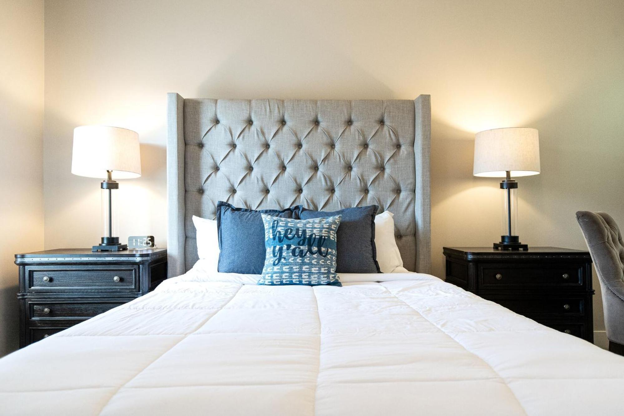 Apartment The Celebrity - Minutes To Broadway With A Balcony