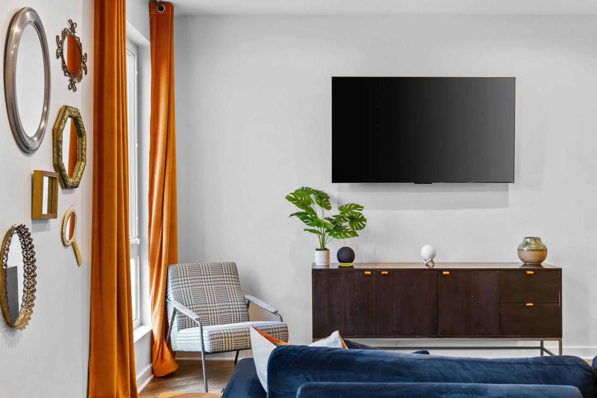 Modern, Free Parking, Walk To Everything Apartment *