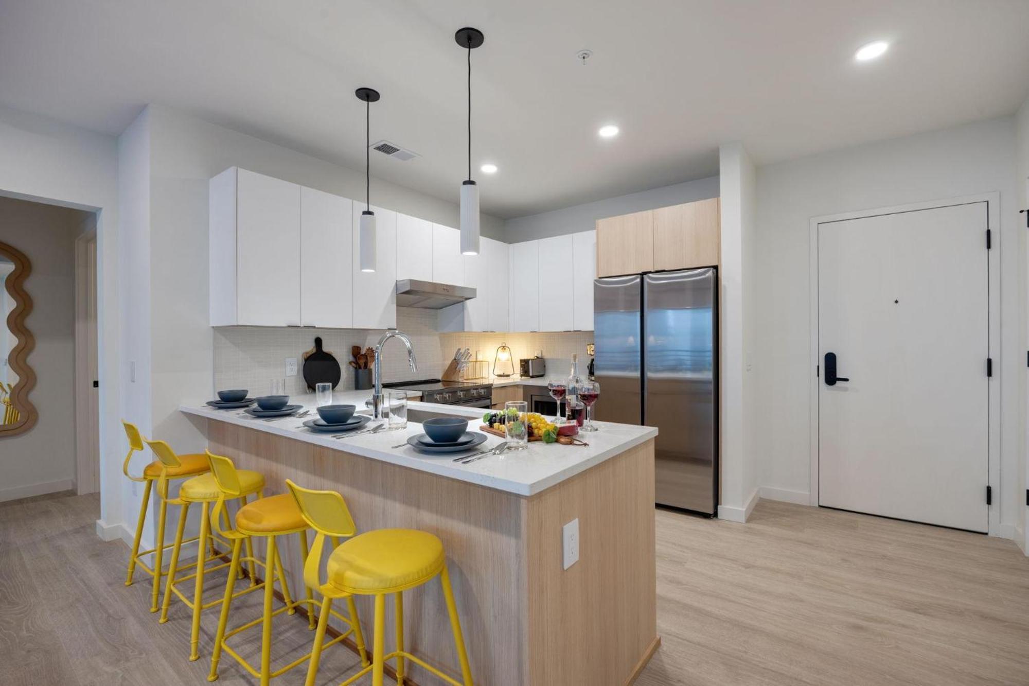 Hyve - Waves - Walk To Broadway *