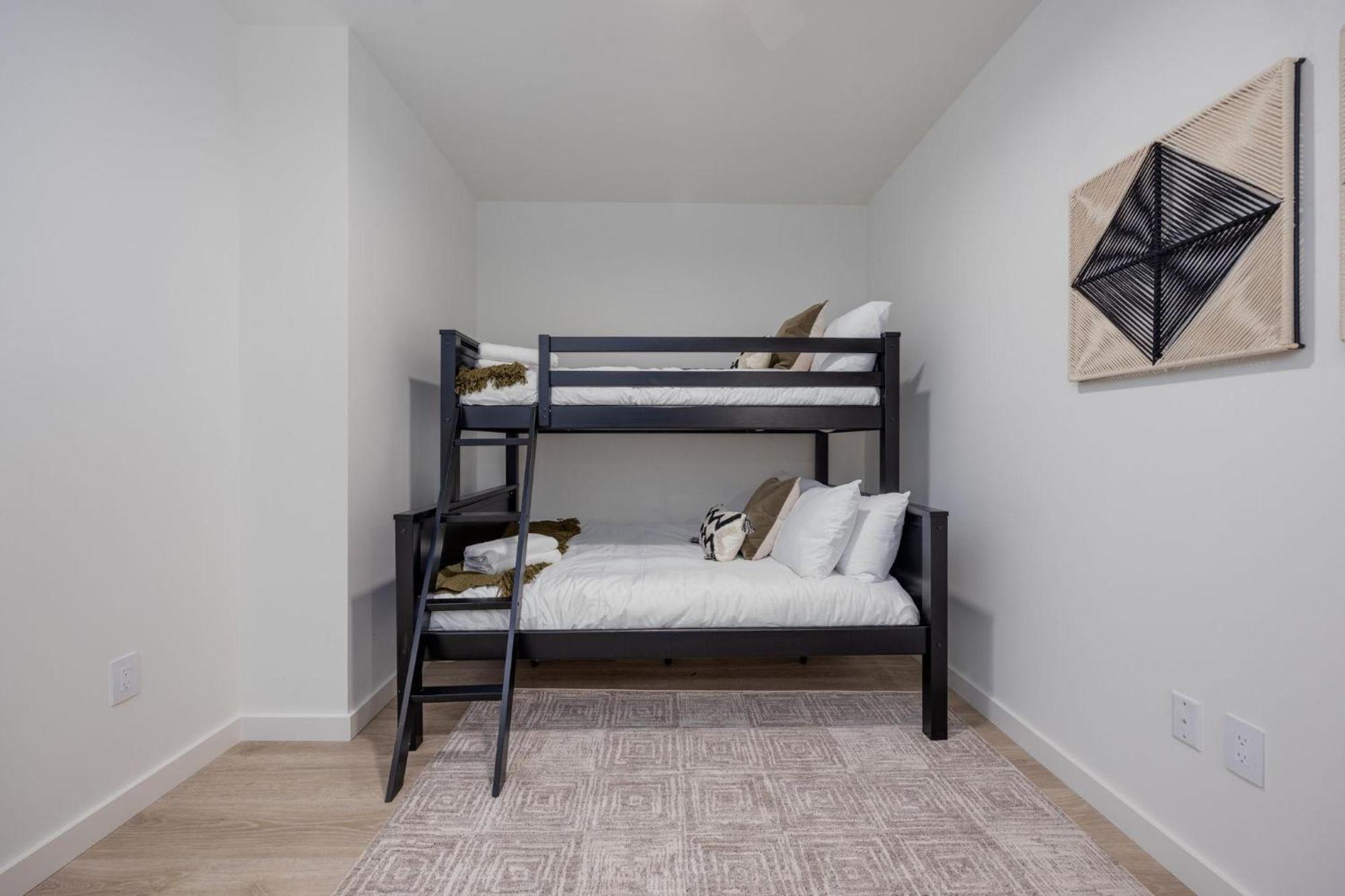 Holiday home Hyve - Lush Plush - Walk To Broadway *
