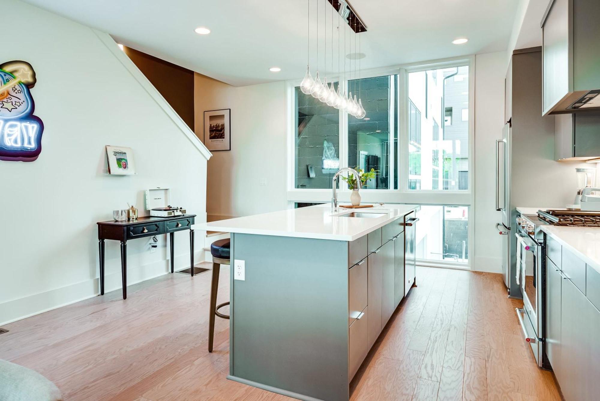 Sky High Cowgirl Luxe 4br With Rooftopdeck Karaoke Holiday home *