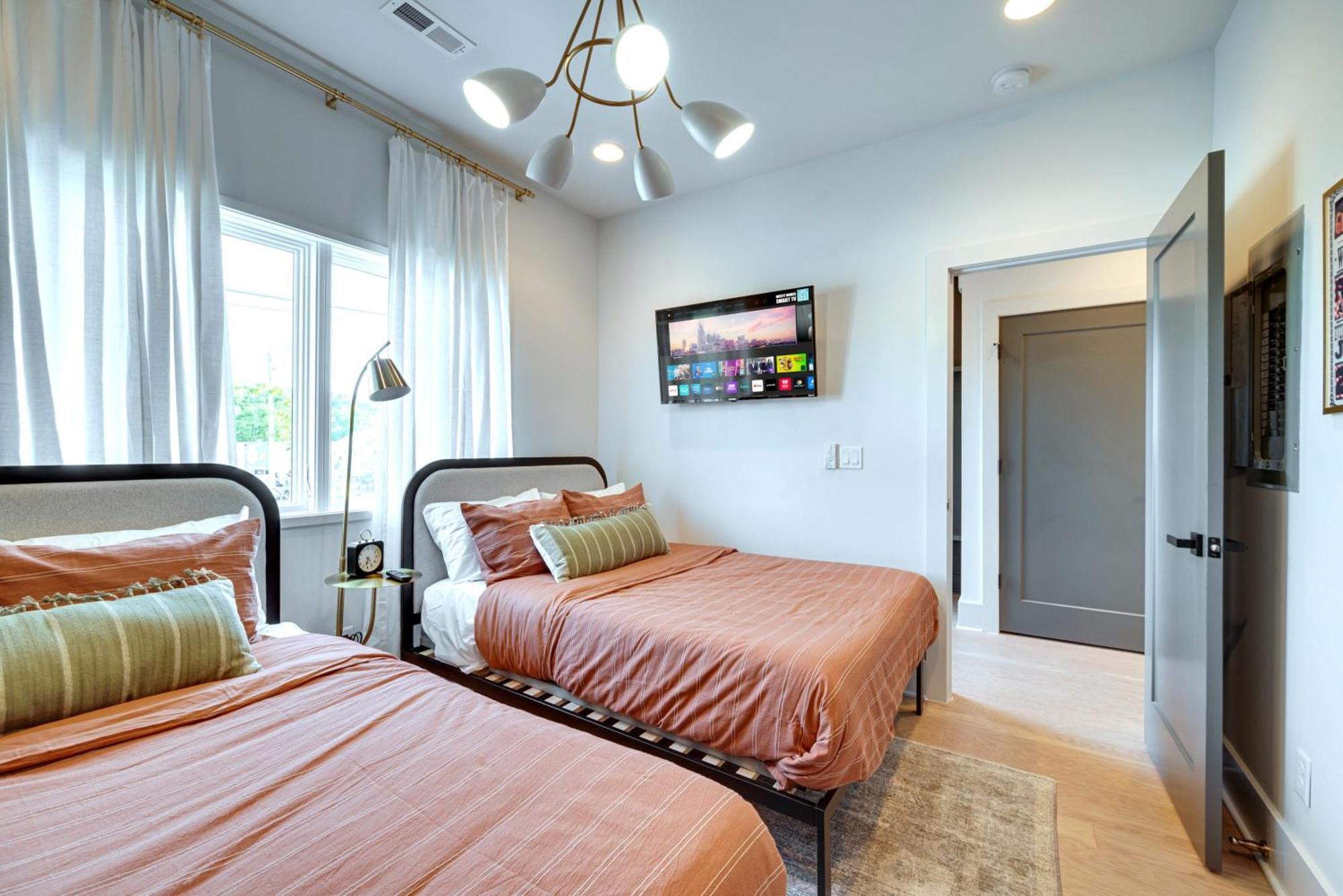 Sky High Cowgirl Luxe 4br With Rooftopdeck Karaoke Holiday home *