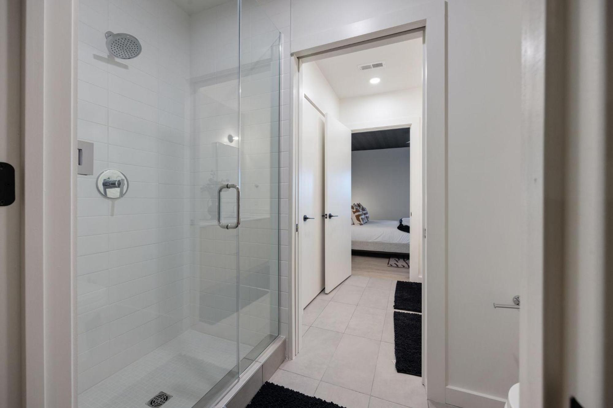 Hyve - Mahogany - Walk To Broadway *