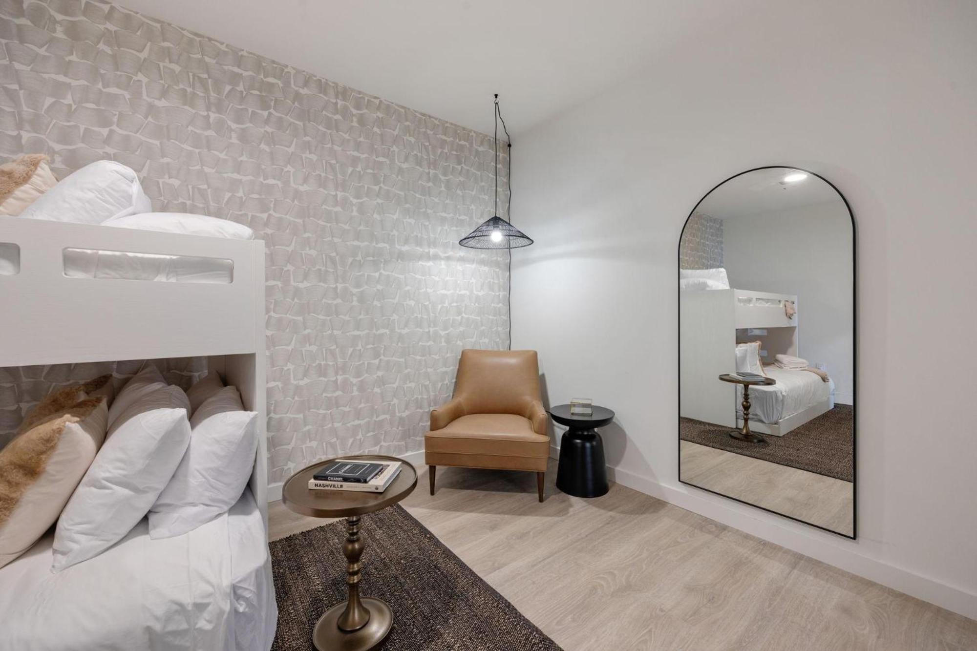 Hyve - Mahogany - Walk To Broadway *