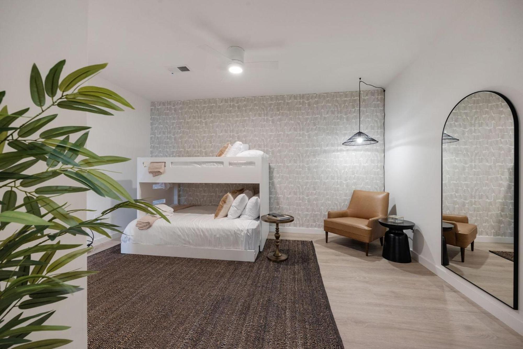 Hyve - Mahogany - Walk To Broadway *