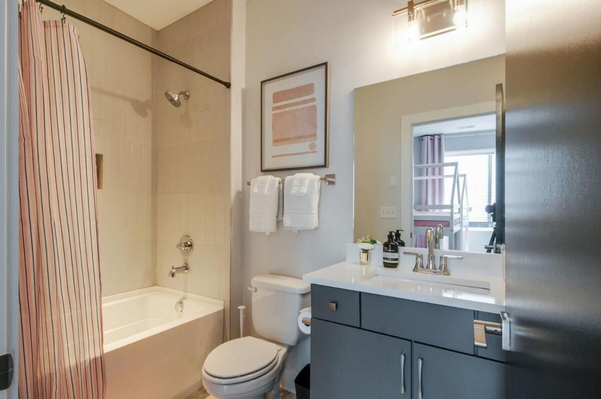 King & Queen 2 Homes - 24 Beds Views Holiday home Nashville