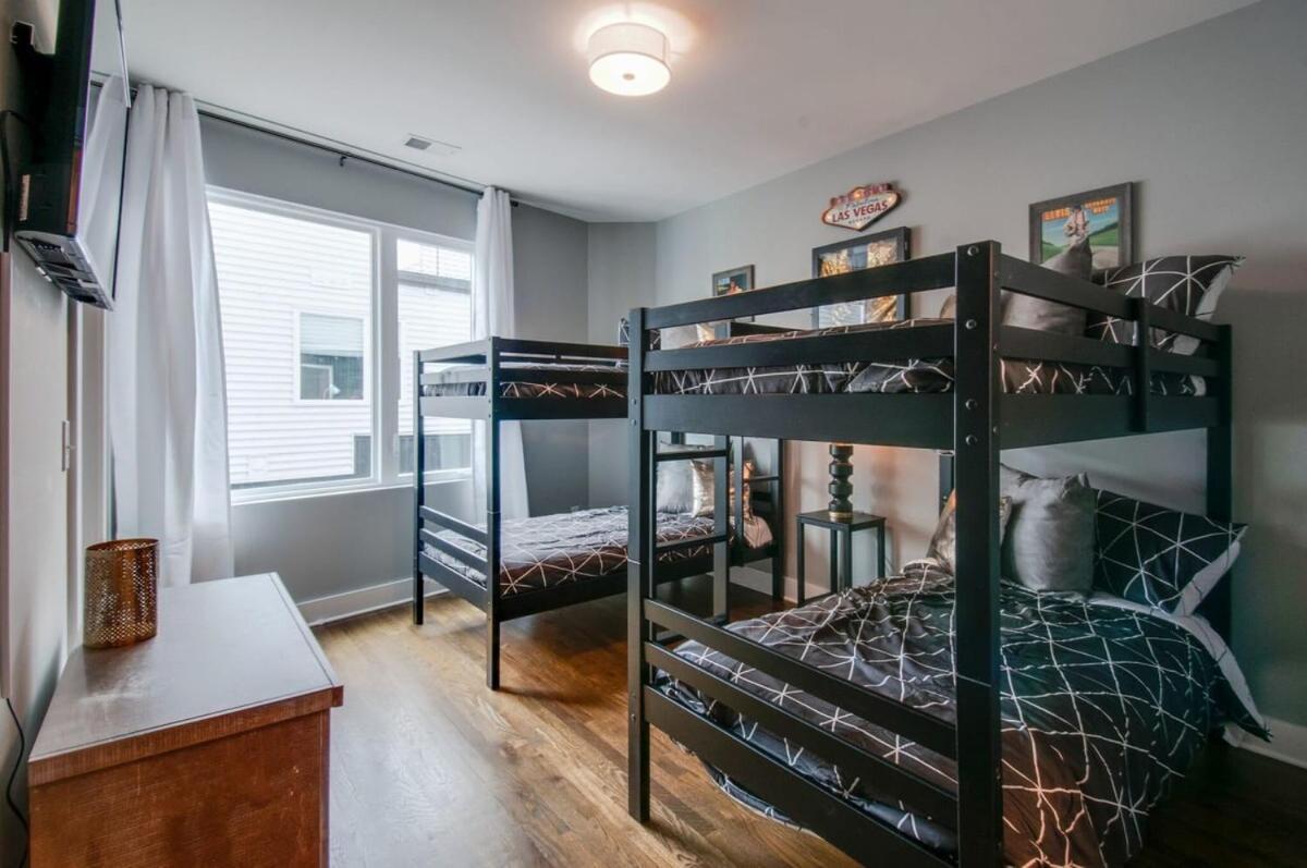 King & Queen 2 Homes - 24 Beds Views