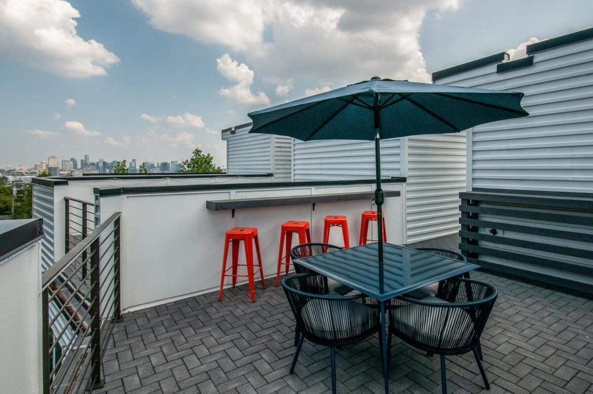 King & Queen 2 Homes - 24 Beds Views