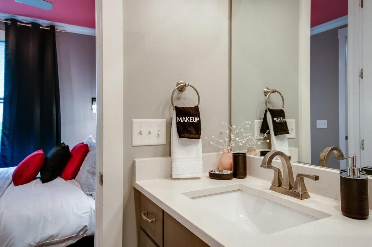 Close To The Gulch - Book Today * Nashville