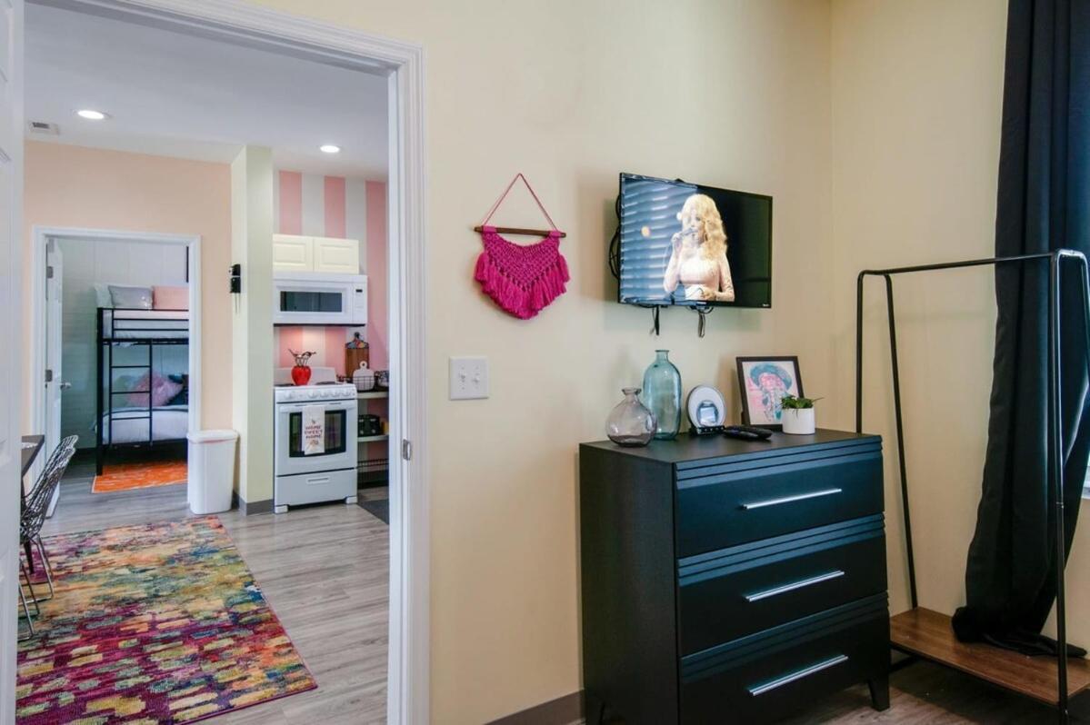 New 4 Bedroom Near Dt Walk To Restaurants Apartment *
