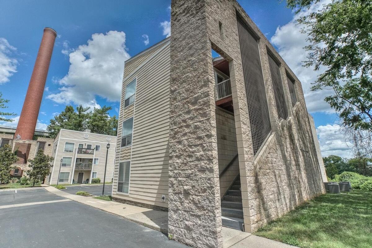 Walk To Broadway Riverfront With Pool Apartment