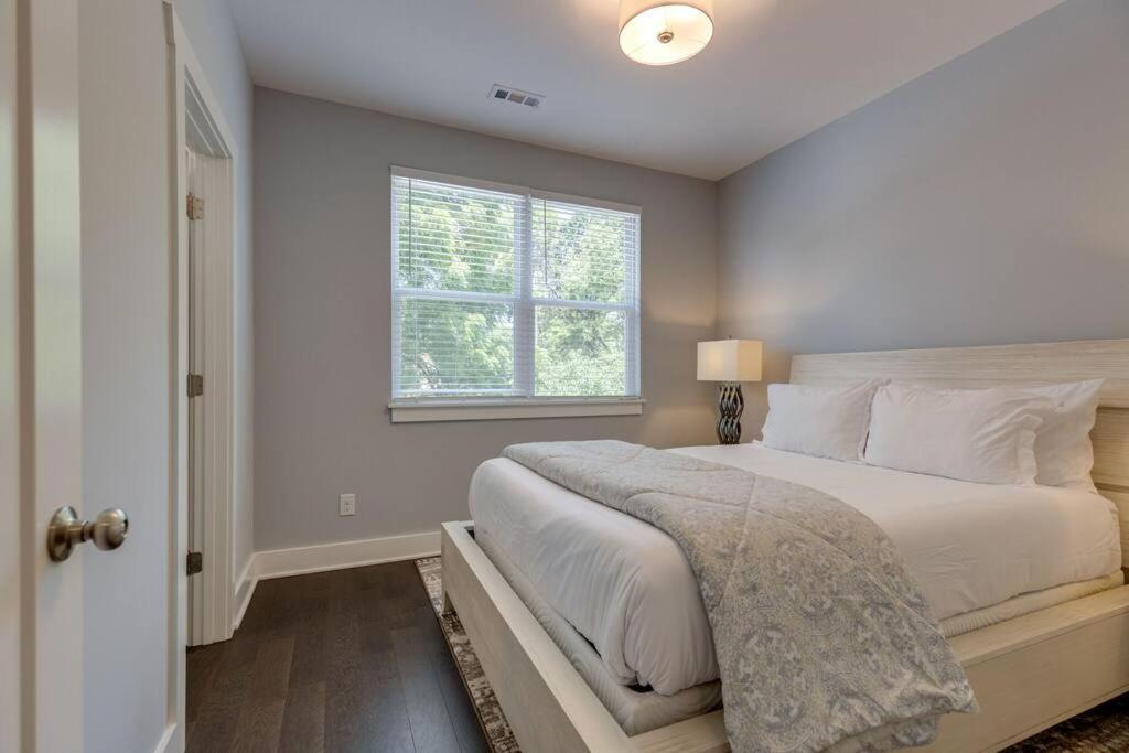 New Townhome 5 Mins To Broadway Sleeps 8