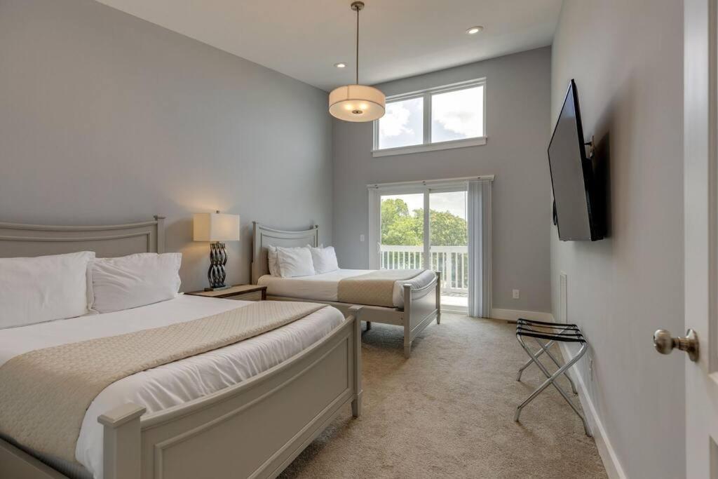 New Townhome 5 Mins To Broadway Sleeps 8 *