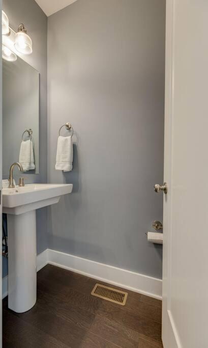 Holiday home New Townhome 5 Mins To Broadway Sleeps 8 Nashville