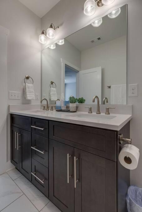 New Townhome 5 Mins To Broadway Sleeps 8