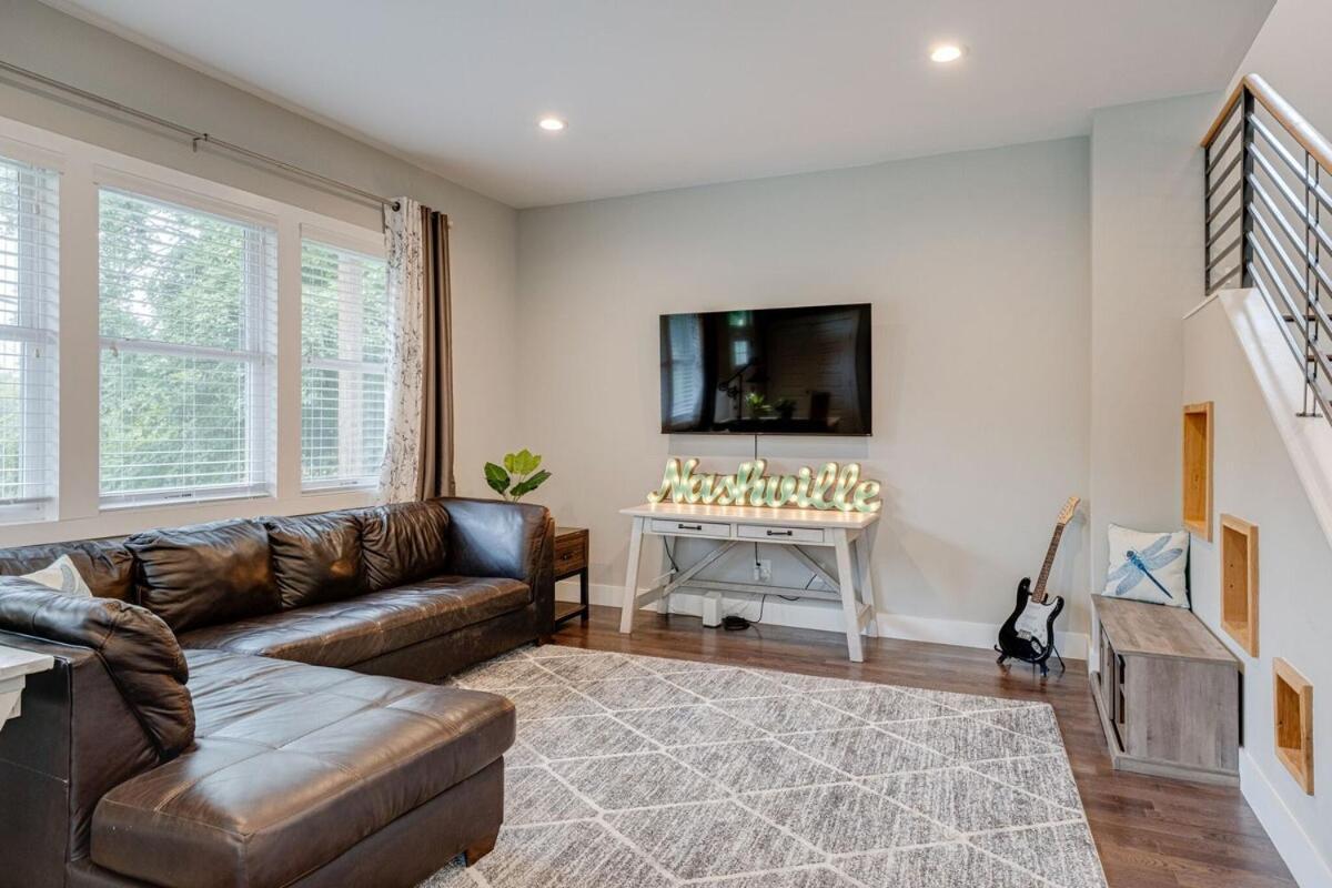 Large East With Game Sleeps 12 *