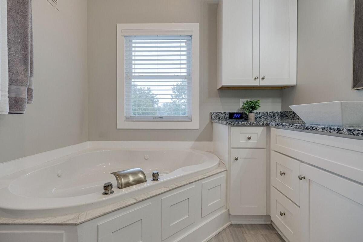 Large East With Game Sleeps 12 Holiday home Nashville