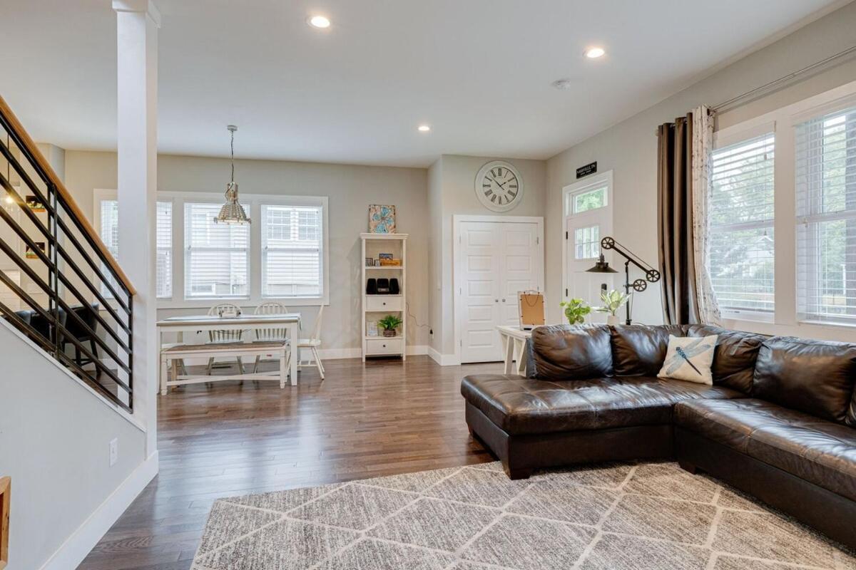 Large East With Game Sleeps 12