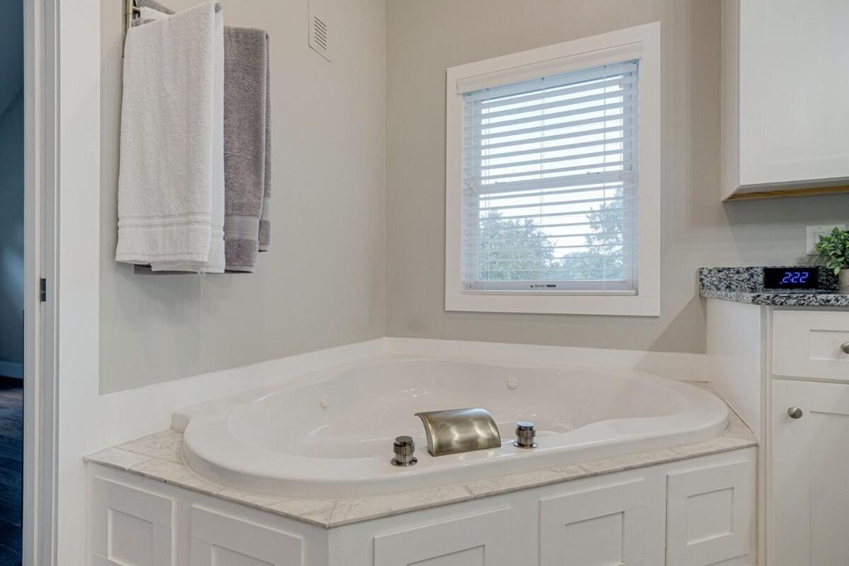 Holiday home Large East With Game Sleeps 12 *