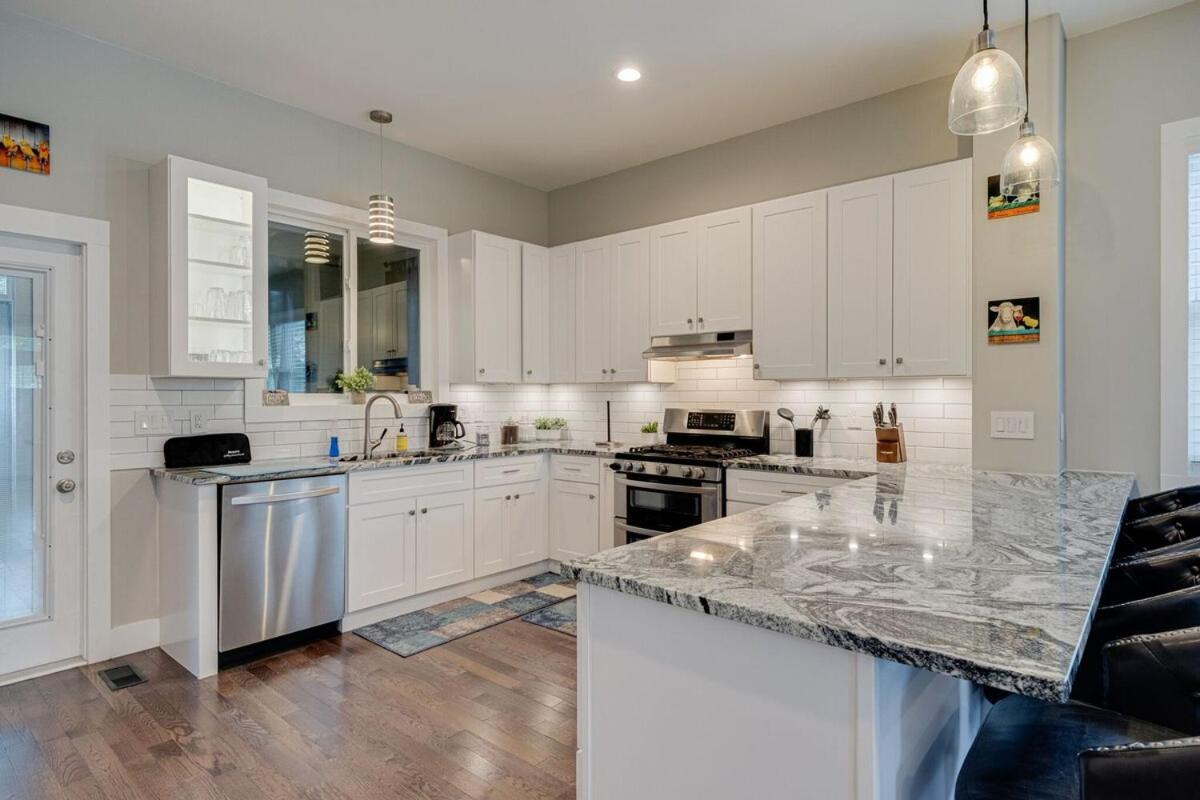 Large East With Game Sleeps 12 *