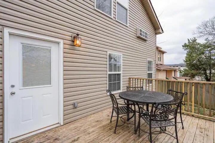 Holiday home East Nash-sleeps 10 Walk To Bars 8 Mins To Dt Nashville