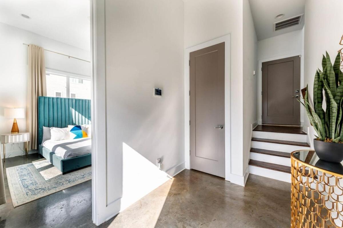 Large With Rooftop And Views Sleeps 12 Nashville