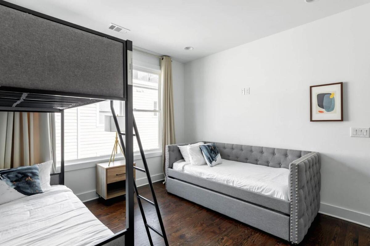 Large With Rooftop And Views Sleeps 12 Holiday home Nashville