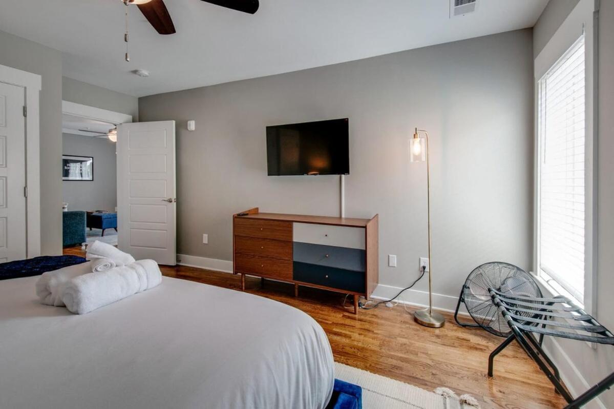 New With 2 King Beds Walk To Bars *