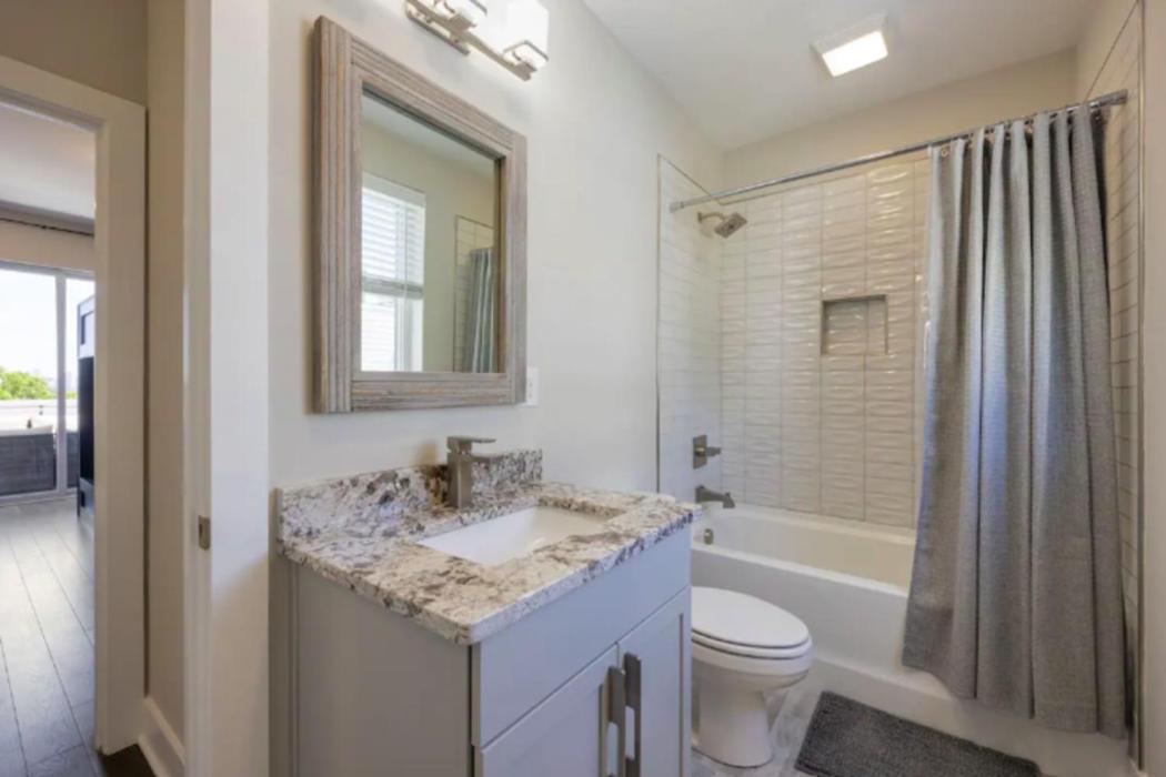 Luxury Four-story With Rooftop Views, 10min To Downtown! Sleeps 12! Holiday home