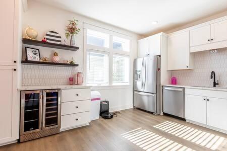 Disco Dollhouse - East + 2 8 Mi Downtown Nashville