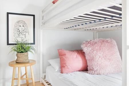 Holiday home The Jolene Rooftop With Firepit Close To 12 South